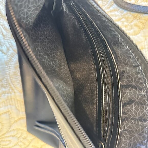 FAUX leather classic black crossbody bag with lots of pockets - Picture 6 of 6